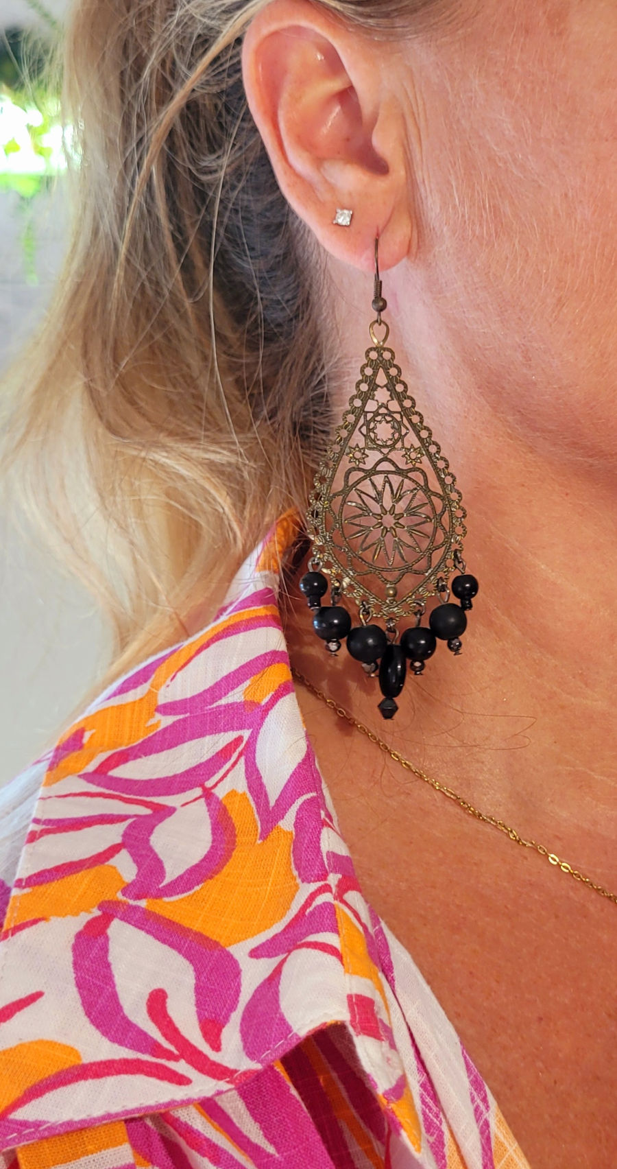 Boucles d'oreilles rosace acier bronze vieilli en goutte et perle noire