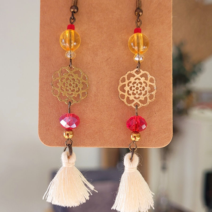 Boucles d'oreilles pendante perle pompon et mini rosace rouge et doré