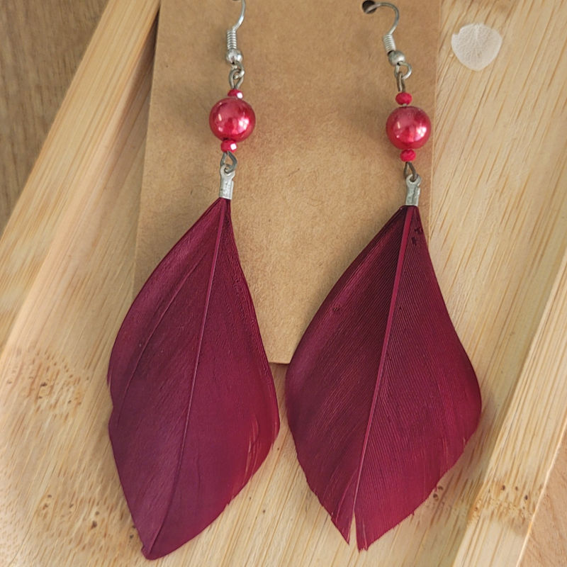 Boucles d'oreilles perle et plume rouge bordeaux