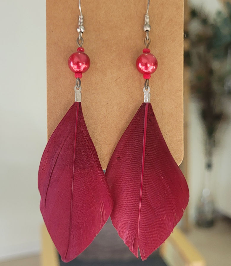 Boucles d'oreilles perle et plume rouge bordeaux