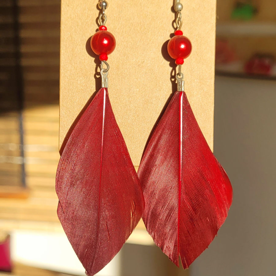 Boucles d'oreilles perle et plume rouge bordeaux