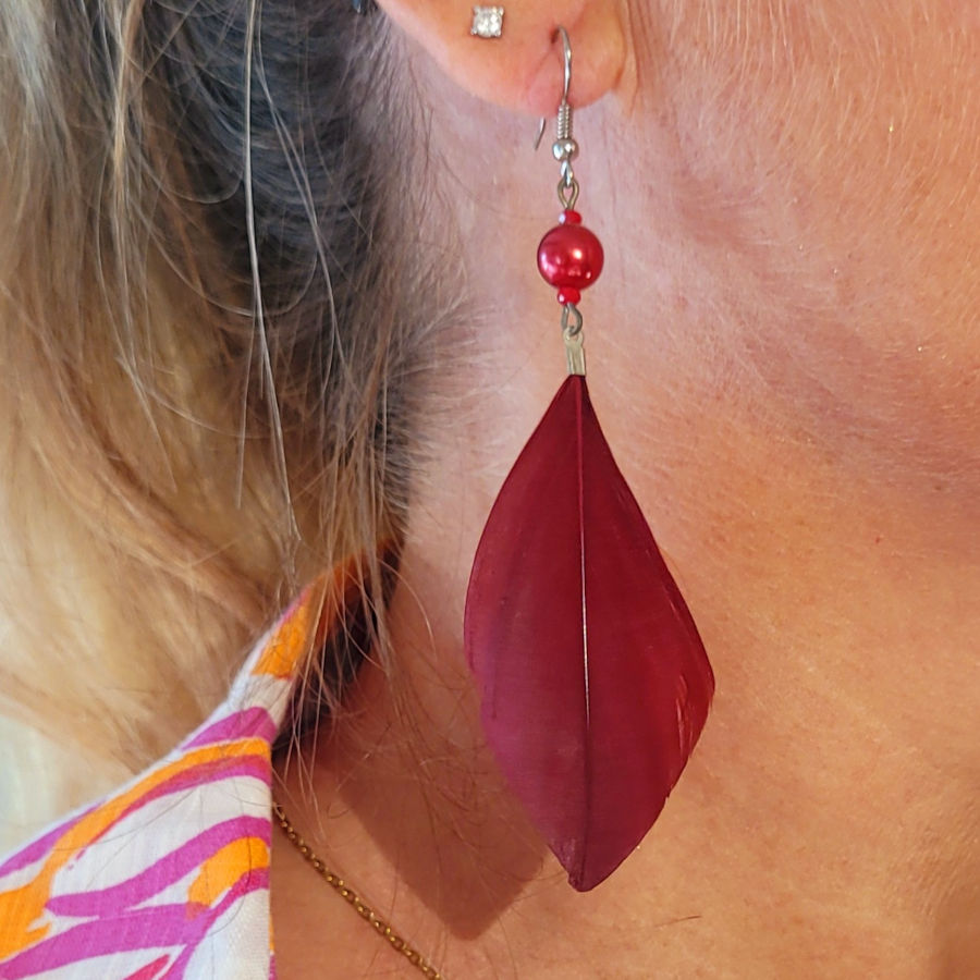 Boucles d'oreilles perle et plume rouge bordeaux