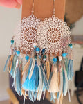 Boucles d'oreilles rosace acier argenté et suédine perle et pompon bleu vert eau blanc doré
