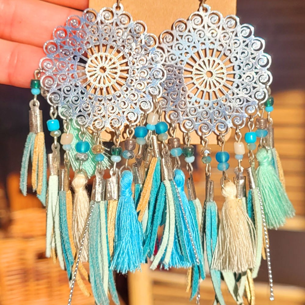 Boucles d'oreilles rosace acier argenté et suédine perle et pompon bleu vert eau blanc doré