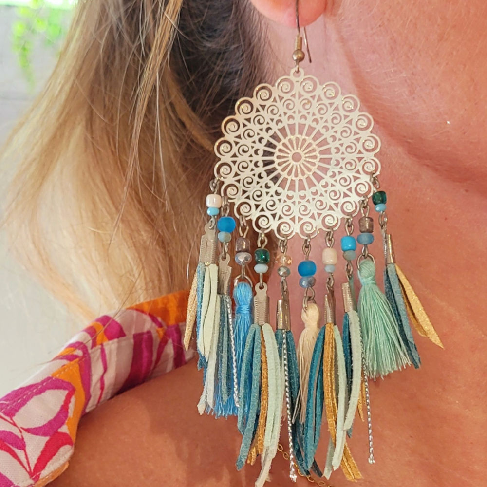 Boucles d'oreilles rosace acier argenté et suédine perle et pompon bleu vert eau blanc doré