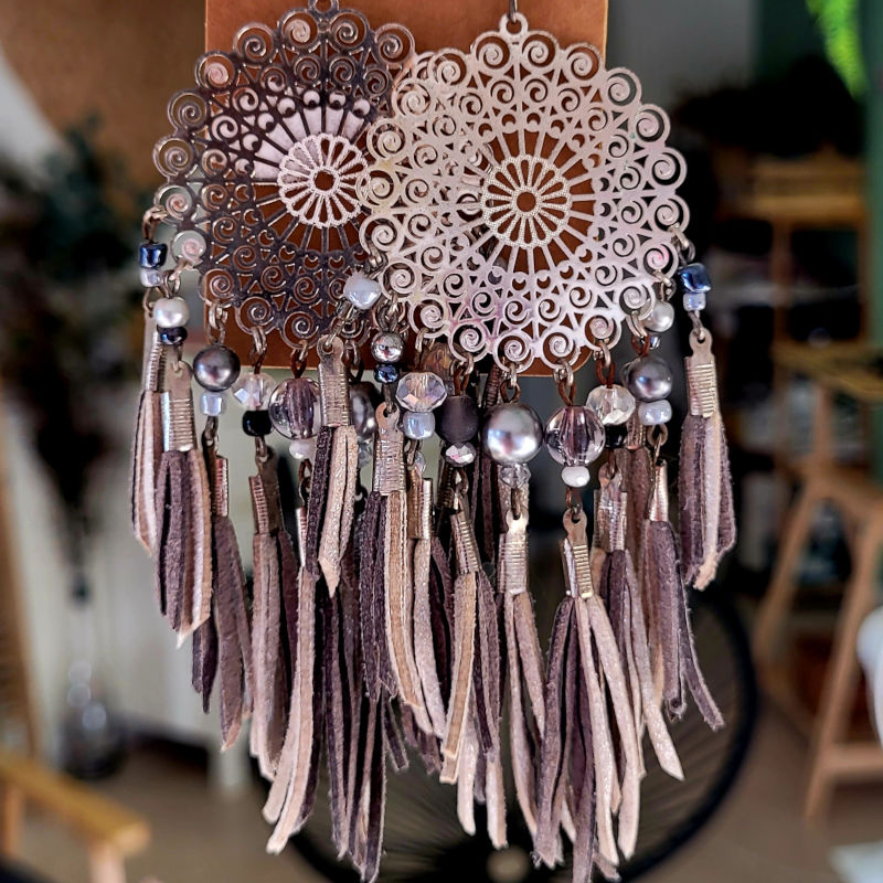 Boucles d'oreilles rosace acier argenté et suédine et perle gris argenté, gris souris et gris perle