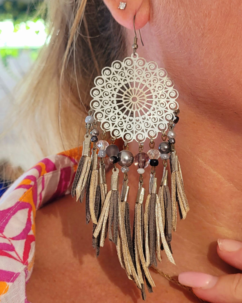 Boucles d'oreilles rosace acier argenté et suédine et perle gris argenté, gris souris et gris perle