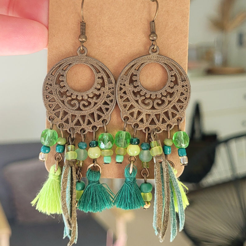 Boucles d'oreilles rosace acier bronze vieilli et suédine pompon perle kaki et dégradé de vert