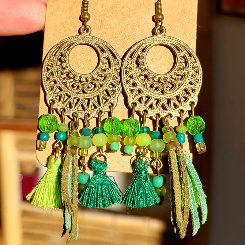Boucles d'oreilles rosace acier bronze vieilli et suédine pompon perle kaki et dégradé de vert