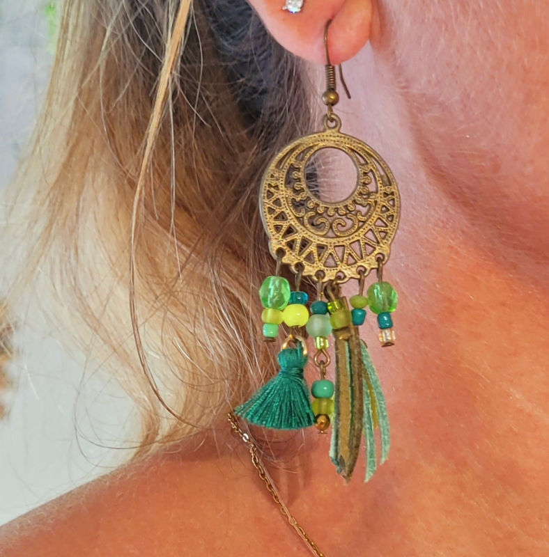 Boucles d'oreilles rosace acier bronze vieilli et suédine pompon perle kaki et dégradé de vert