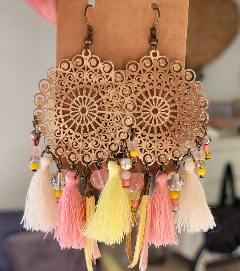 Boucles d'oreilles rosace acier rosé cuivré et suédine pompon perle jaune rose beige doré
