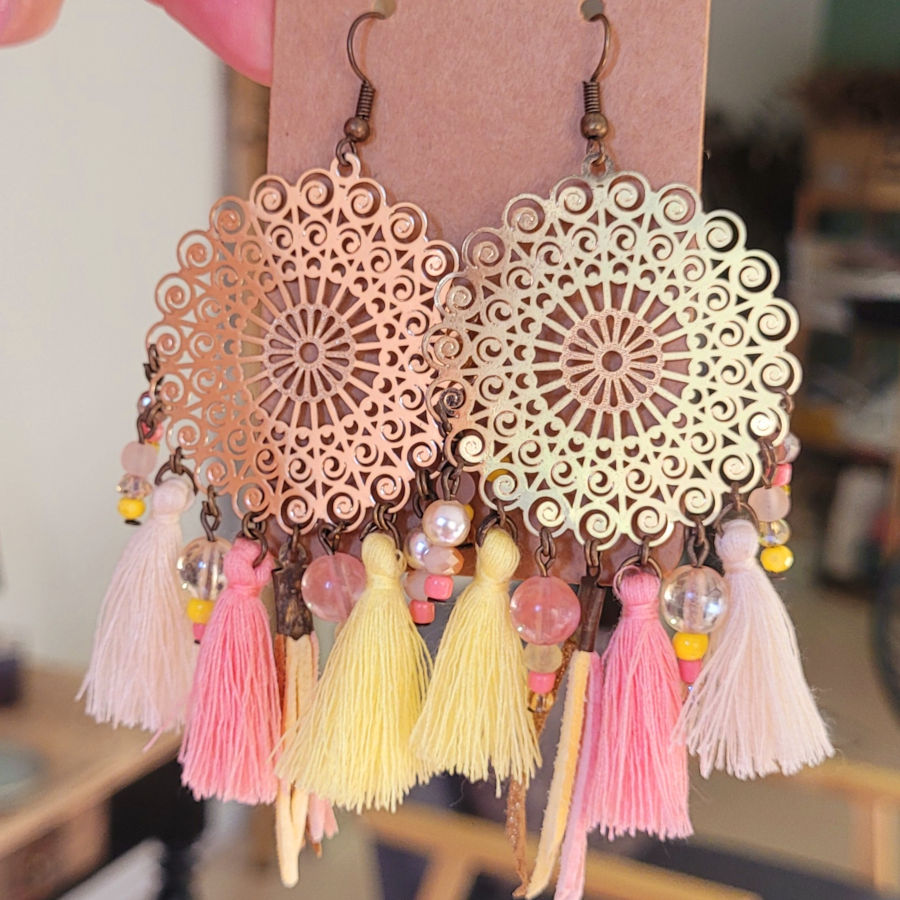 Boucles d'oreilles rosace acier rosé cuivré et suédine pompon perle jaune rose beige doré