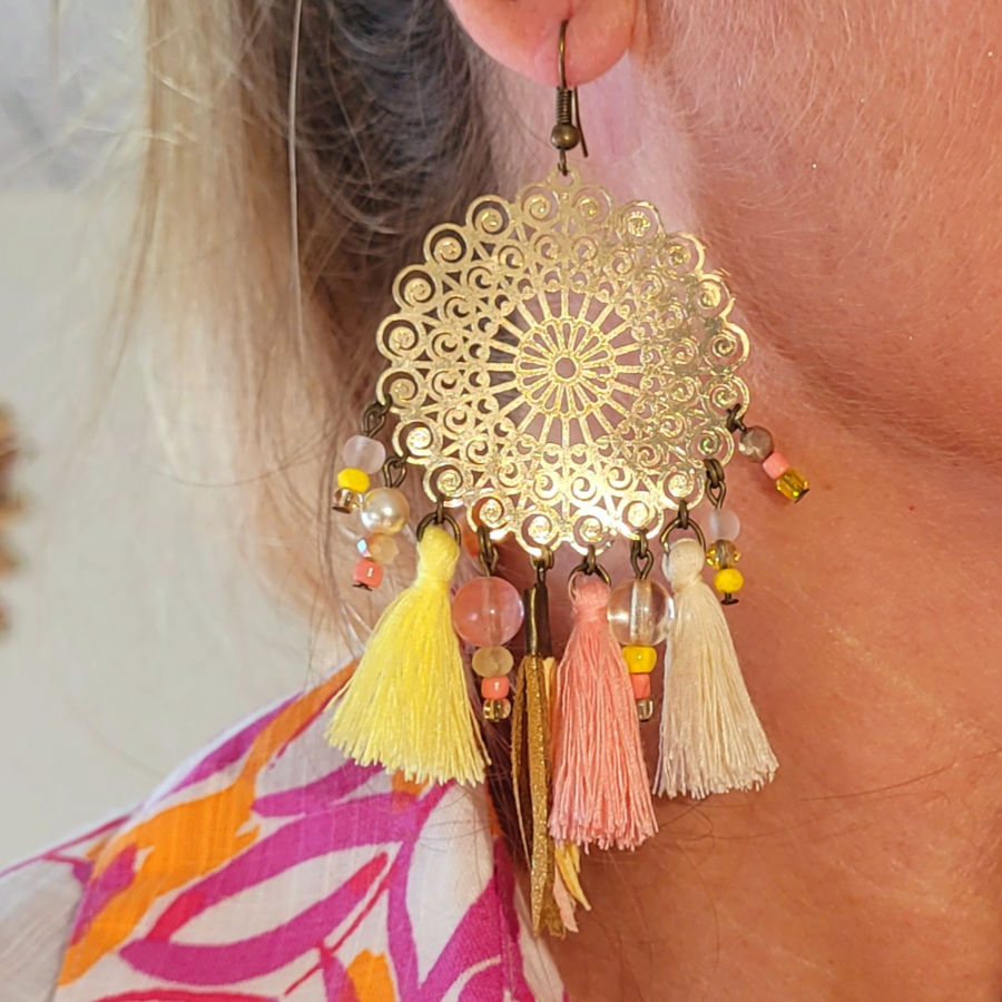 Boucles d'oreilles rosace acier rosé cuivré et suédine pompon perle jaune rose beige doré