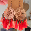 Boucles d'oreilles rosace acier rosé cuivré et pompon rouge et saumon