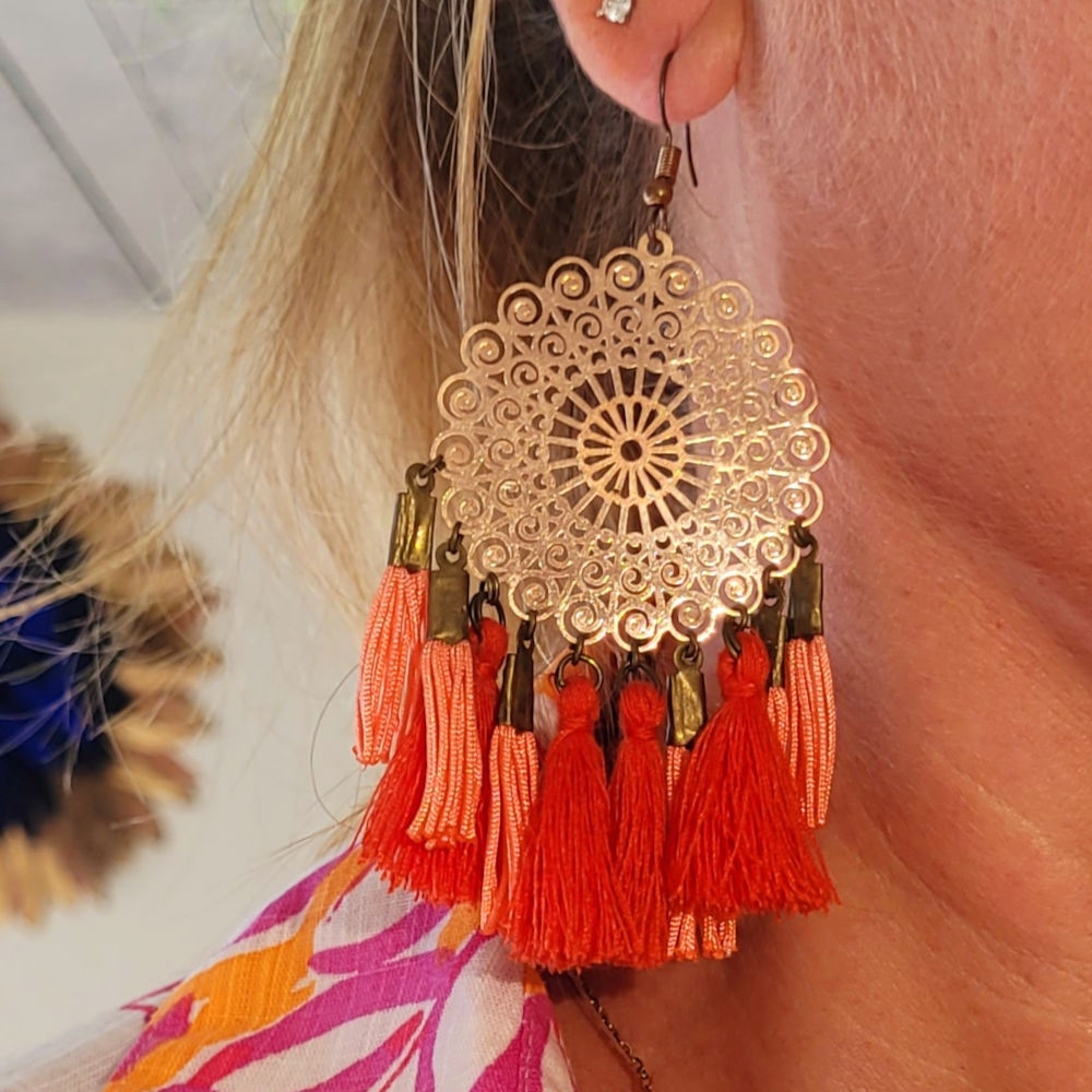 Boucles d'oreilles rosace acier rosé cuivré et pompon rouge et saumon