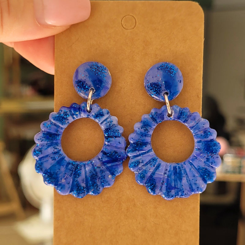 Boucles d'oreilles Camille marbré bleu marine bleu roi et paillette bleue
