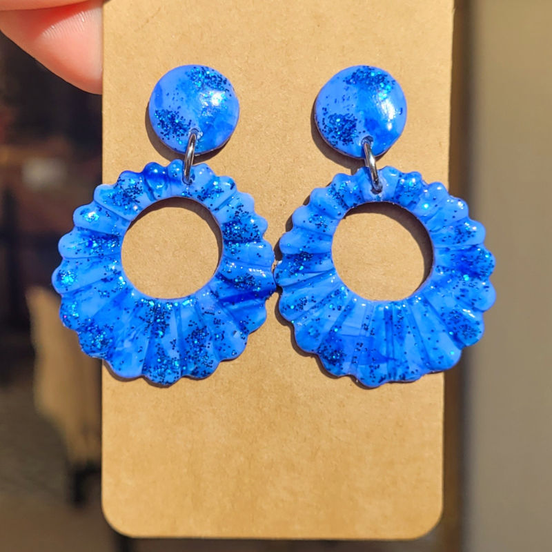 Boucles d'oreilles Camille marbré bleu marine bleu roi et paillette bleue
