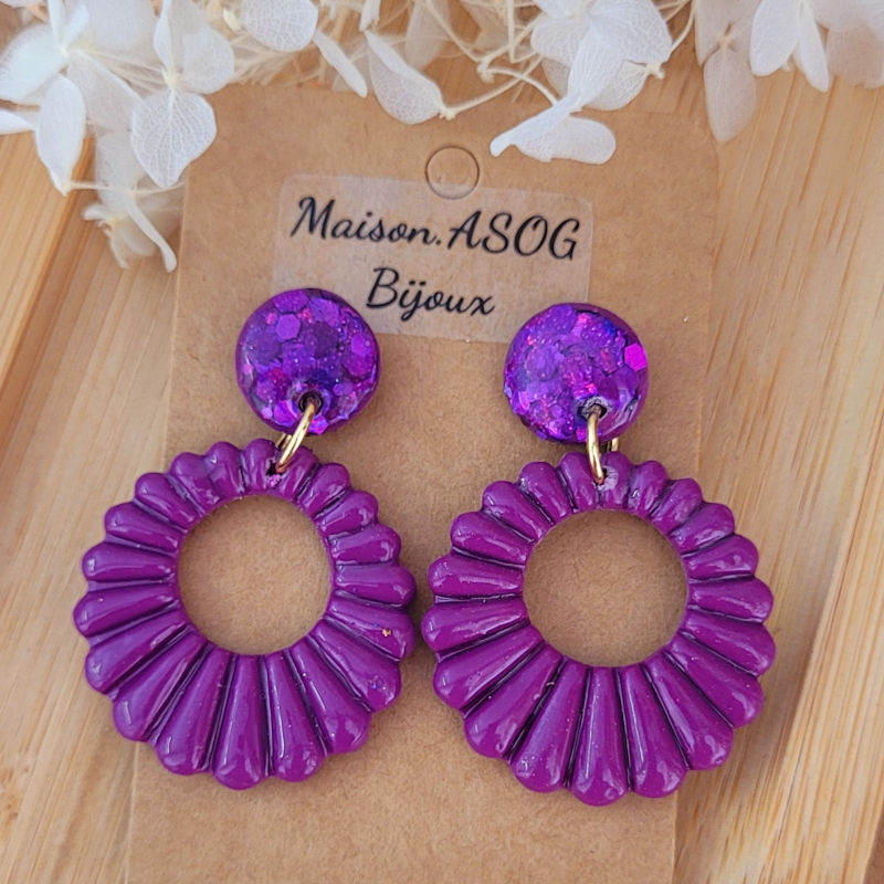 Boucles d'oreilles Camille pastille violine pailletée holographique et pampille violine