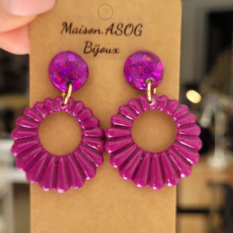 Boucles d'oreilles Camille pastille violine pailletée holographique et pampille violine