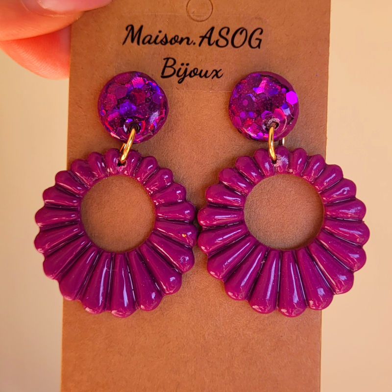 Boucles d'oreilles Camille pastille violine pailletée holographique et pampille violine