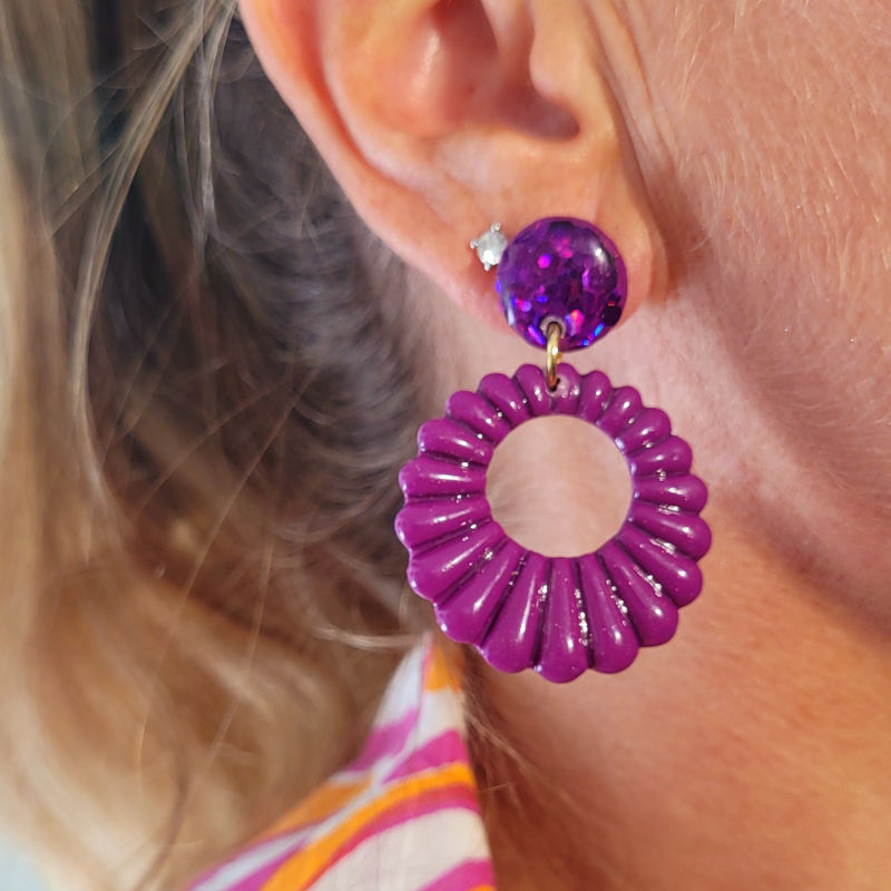 Boucles d'oreilles Camille pastille violine pailletée holographique et pampille violine