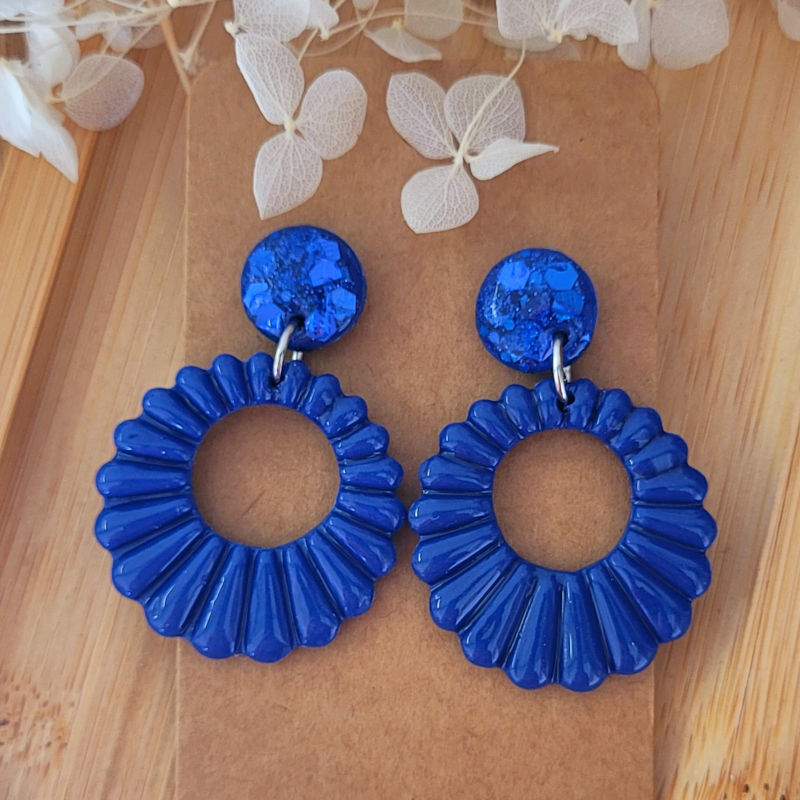 Boucles d'oreilles Camille pastille bleu marine pailletée holographique et pampille bleu marine