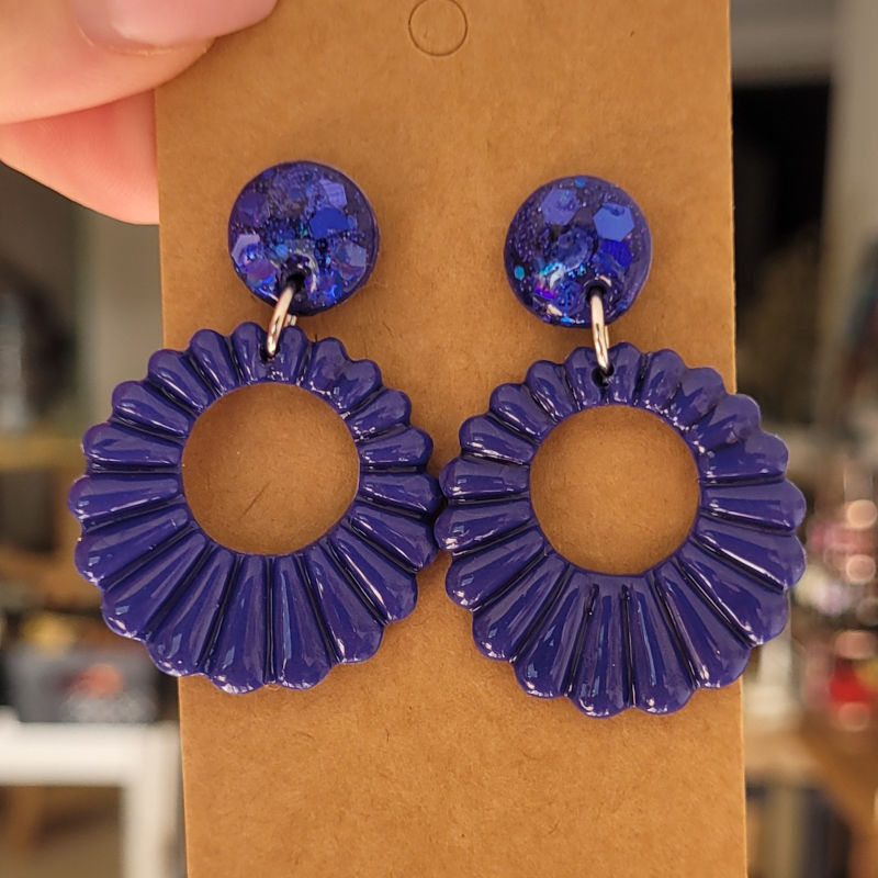 Boucles d'oreilles Camille pastille bleu marine pailletée holographique et pampille bleu marine