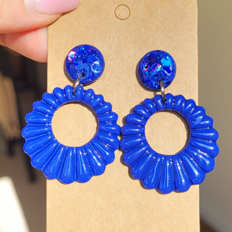 Boucles d'oreilles Camille pastille bleu marine pailletée holographique et pampille bleu marine