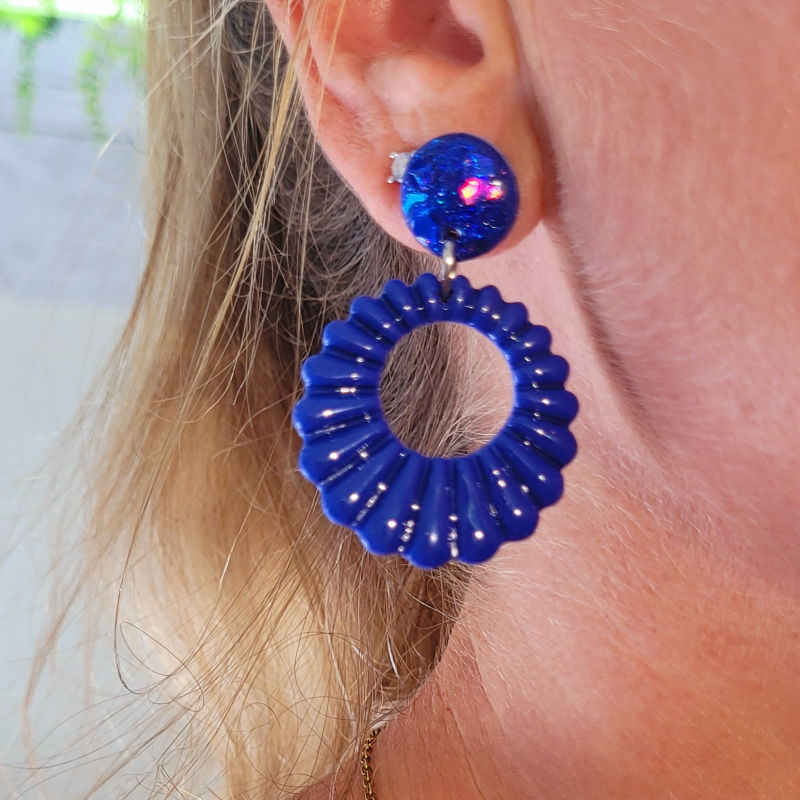 Boucles d'oreilles Camille pastille bleu marine pailletée holographique et pampille bleu marine