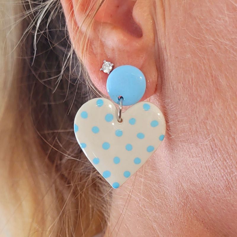 Boucles d'oreilles Cathie pastille bleu ciel et coeur à pois bleu ciel