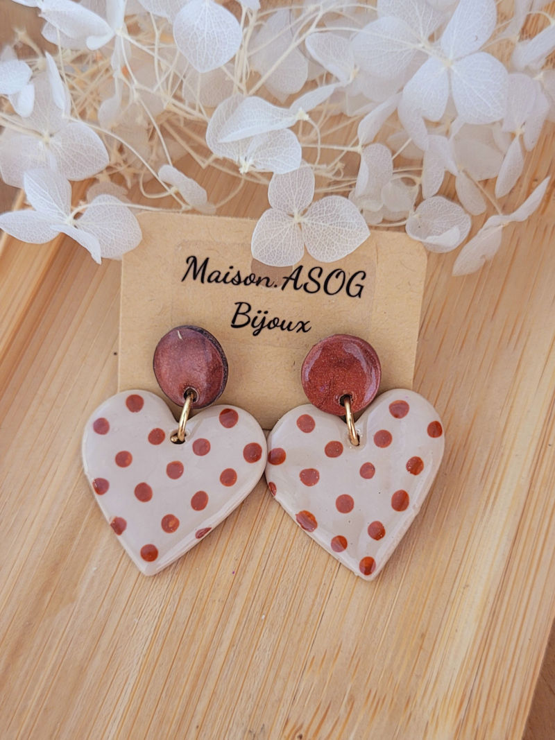Boucles d'oreilles Cathie pastille marron irisé et coeur à pois caramel