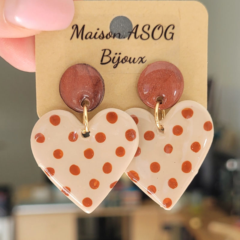 Boucles d'oreilles Cathie pastille marron irisé et coeur à pois caramel
