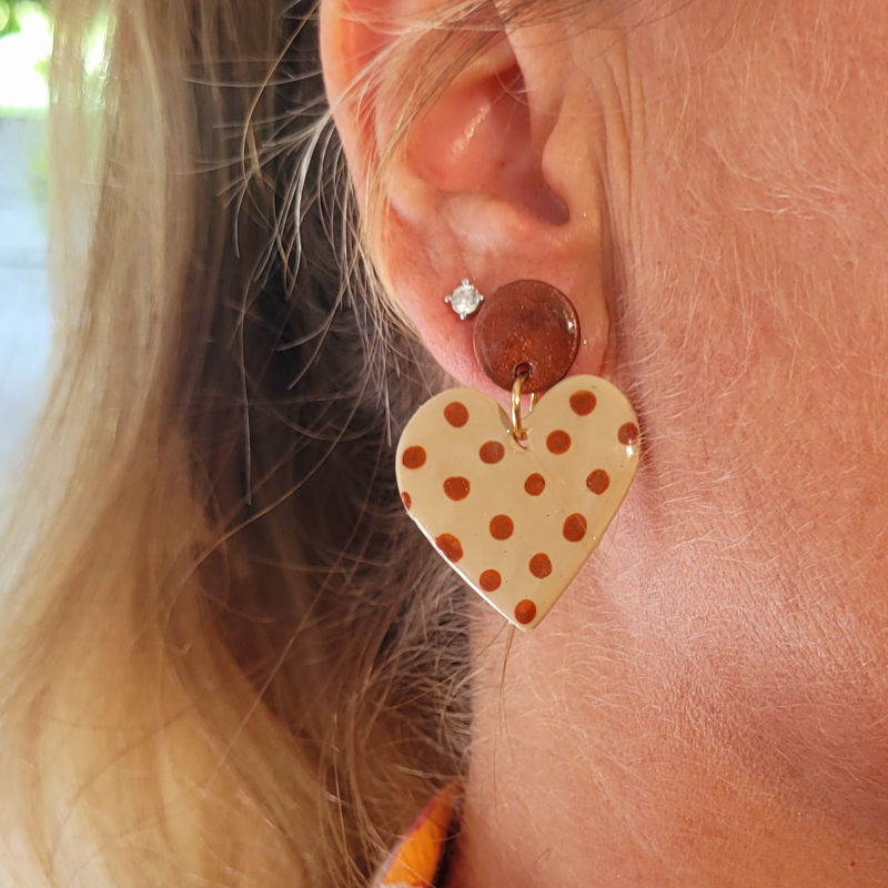 Boucles d'oreilles Cathie pastille marron irisé et coeur à pois caramel