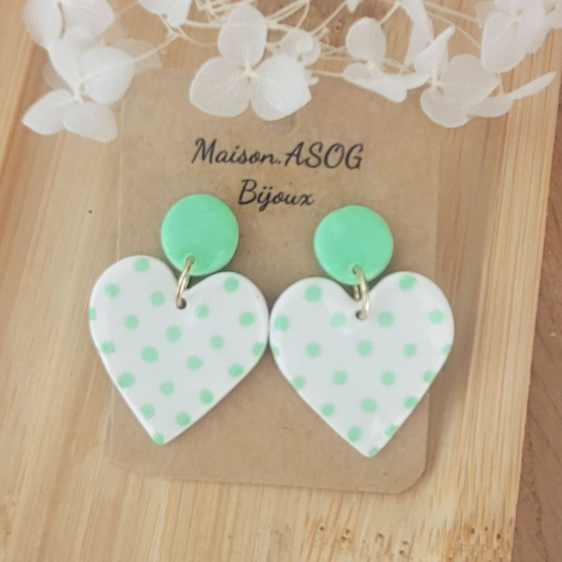Boucles d'oreilles Cathie pastille vert tendre et coeur à pois vert clair