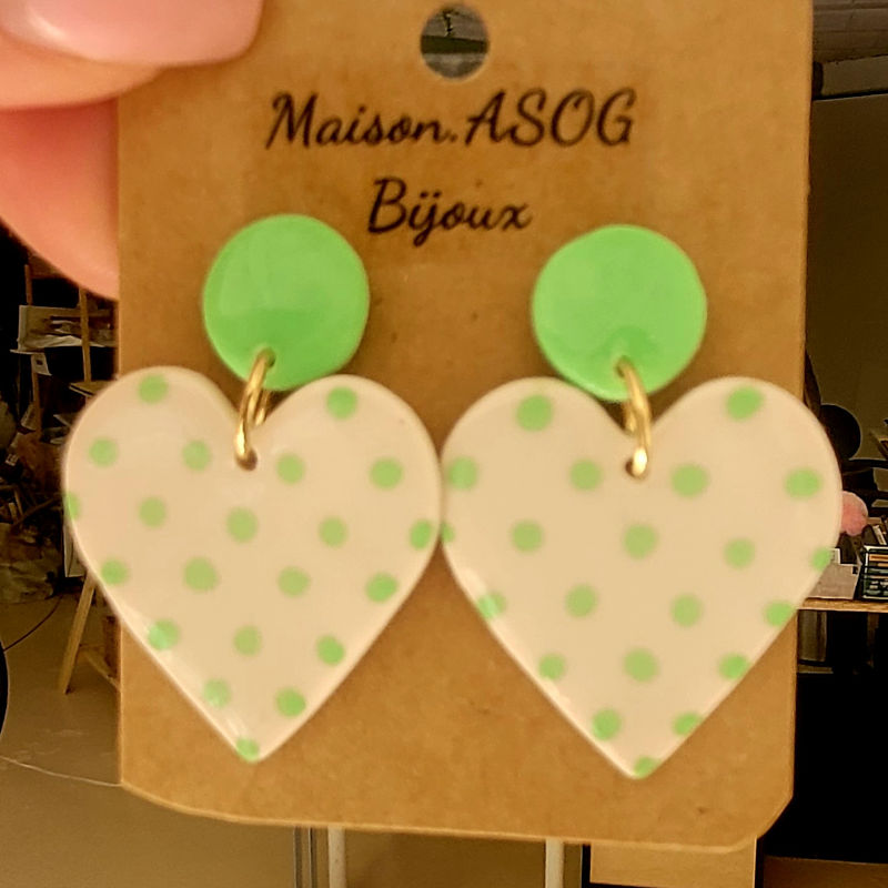 Boucles d'oreilles Cathie pastille vert tendre et coeur à pois vert clair