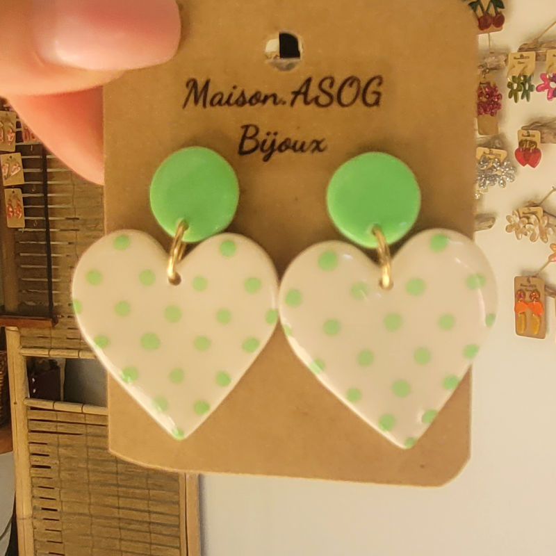 Boucles d'oreilles Cathie pastille vert tendre et coeur à pois vert clair