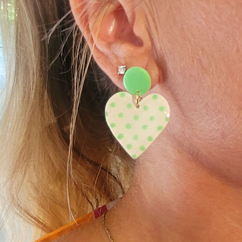 Boucles d'oreilles Cathie pastille vert tendre et coeur à pois vert clair
