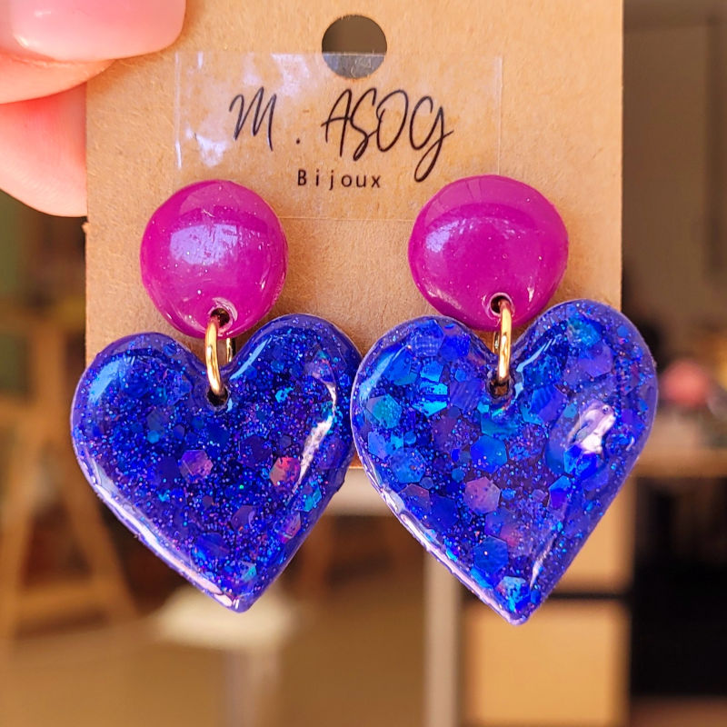 Boucles d'oreille Cathie pastille violine et pampille coeur paillette holographique bleu marine