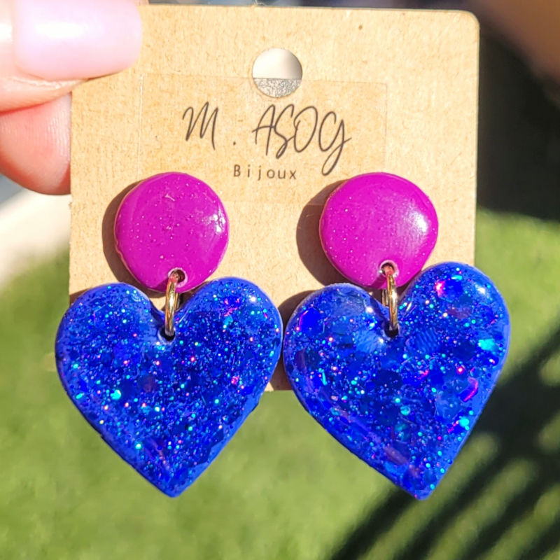 Boucles d'oreille Cathie pastille violine et pampille coeur paillette holographique bleu marine