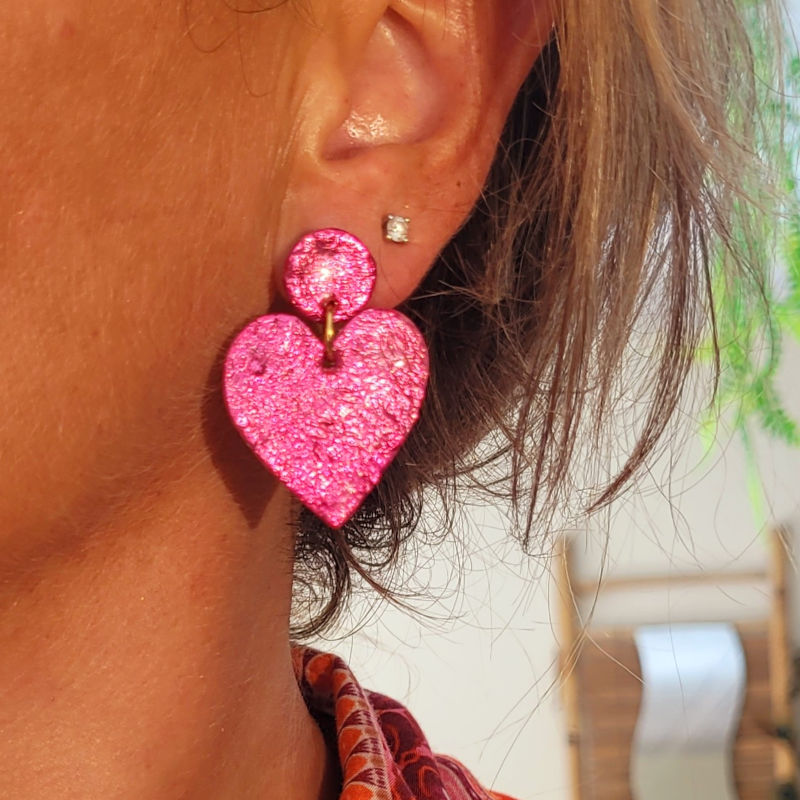 Boucles d'oreilles Cathie coeur rose fushia métallisé