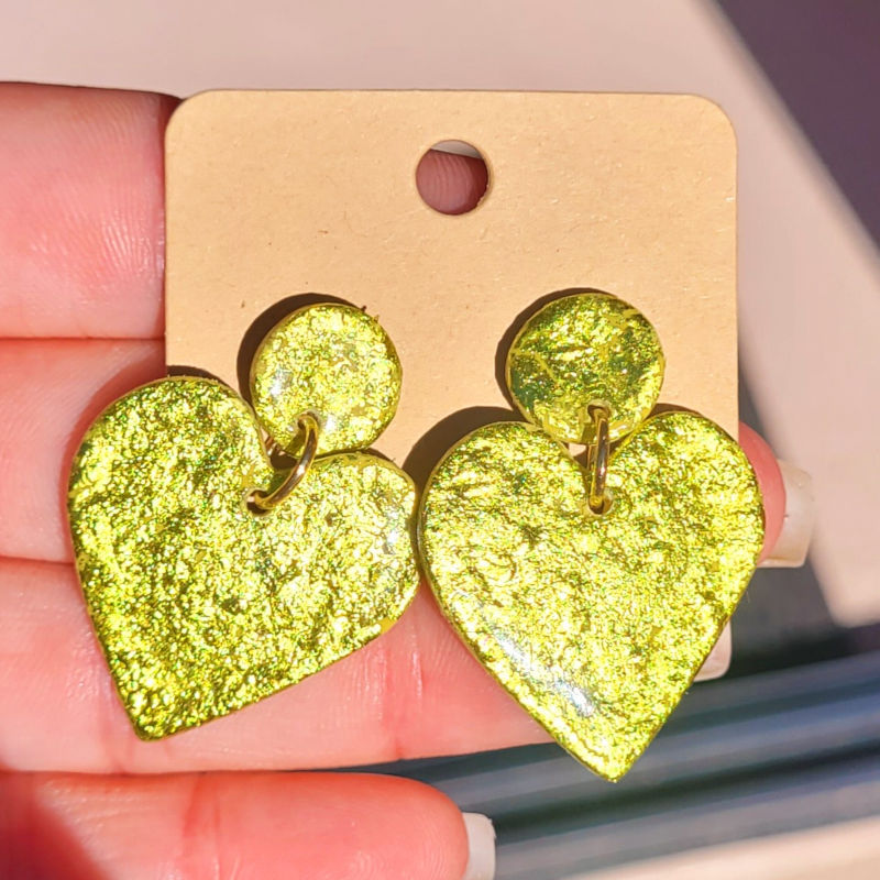 Boucles d'oreilles Cathie coeur vert anis métallisé
