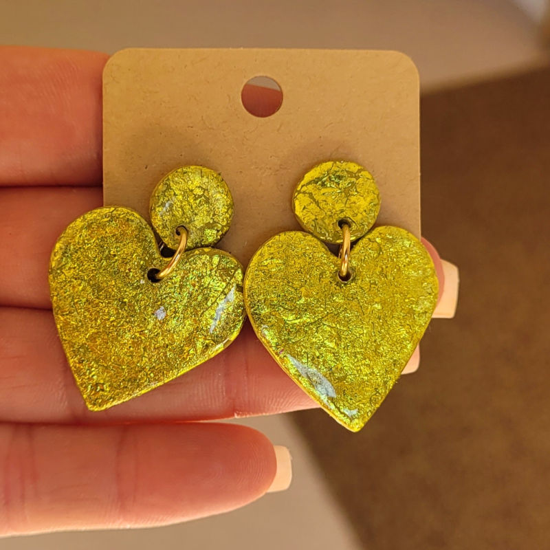 Boucles d'oreilles Cathie coeur vert anis métallisé