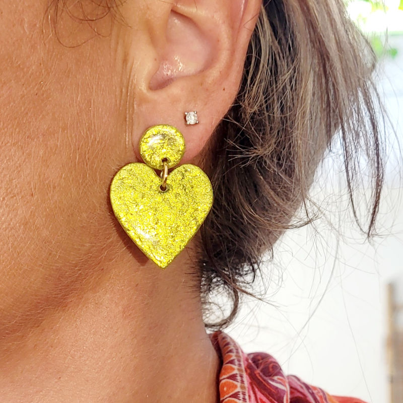Boucles d'oreilles Cathie coeur vert anis métallisé