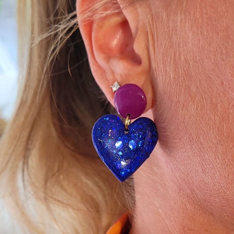 Boucles d'oreille Cathie pastille violine et pampille coeur paillette holographique bleu marine