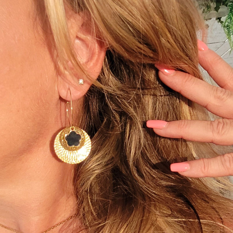 Boucles d'oreilles Charlie créole fine dorée pastille paillette dorée et fleur acier noir