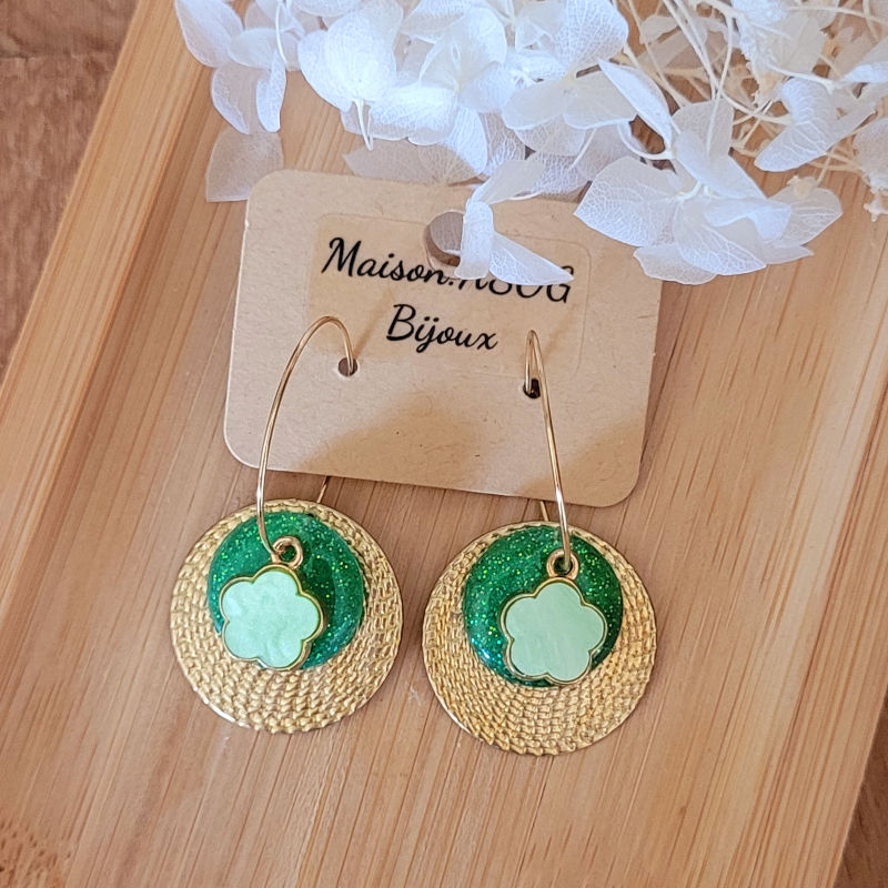Boucles d'oreilles Charlie créole fine dorée pastille pailletée vert et fleur acier vert