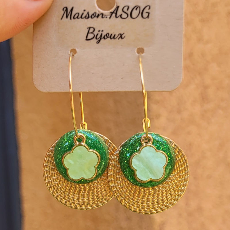 Boucles d'oreilles Charlie créole fine dorée pastille pailletée vert et fleur acier vert