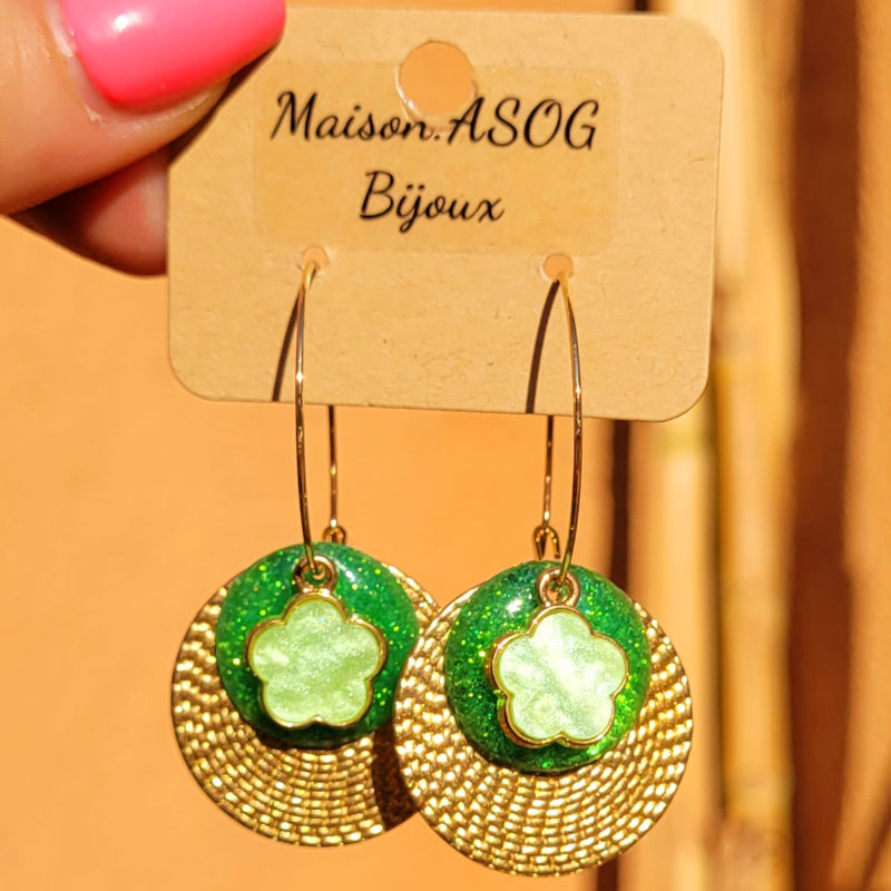 Boucles d'oreilles Charlie créole fine dorée pastille pailletée vert et fleur acier vert