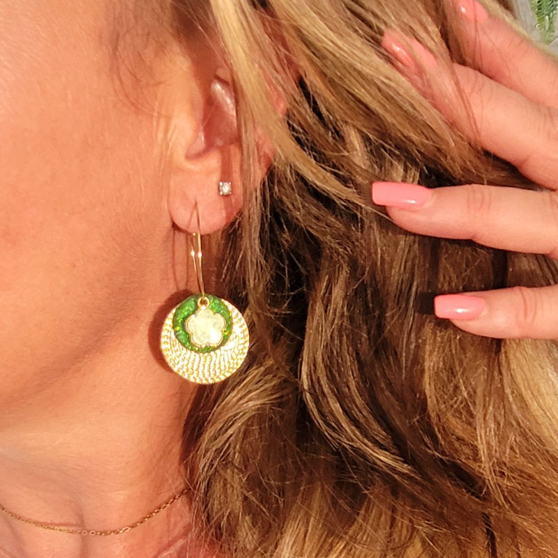 Boucles d'oreilles Charlie créole fine dorée pastille pailletée vert et fleur acier vert
