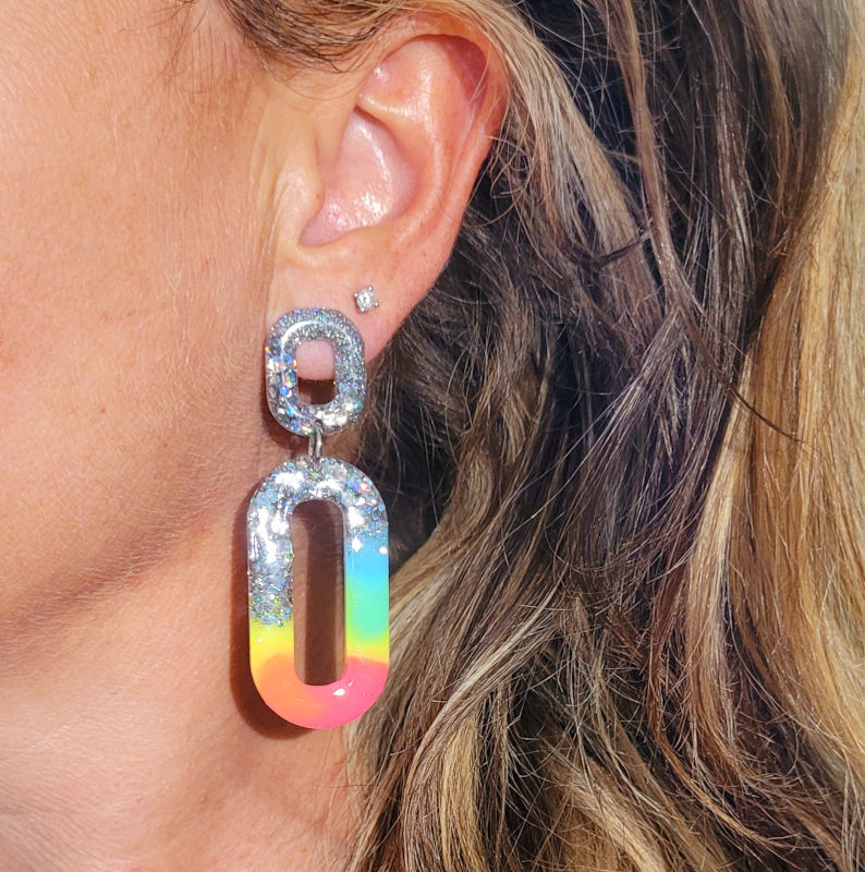 Boucles d'oreilles Chloé fluo multicolore paillette argentée holographique